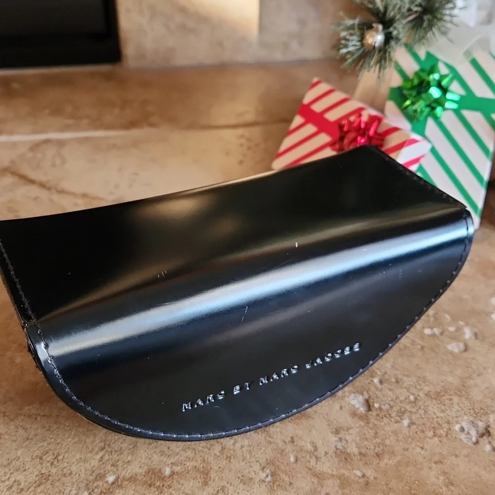 Marc by Marc Jacobs black hard shell eyeglass/sunglasses holder - Picture 2 of 11
